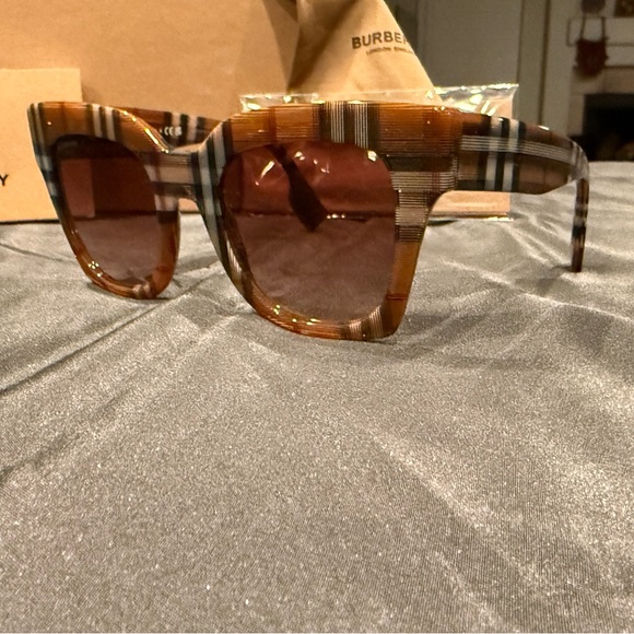 Burberry Kitty BE4364 396713 Sunglasses. NWOT & FULL INCLUSION - Picture 16 of 16